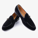 Ein Paar elegante Mokassins aus Wildleder für Herren auf weißem, einfarbigem Hintergrund