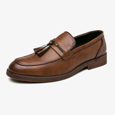 Ein eleganter brauner Herren-Loafer aus Leder mit Quaste auf weißem Hintergrund