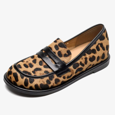 Foto eines weichen Leoparden-Mokassins aus Leder vor weißem Hintergrund