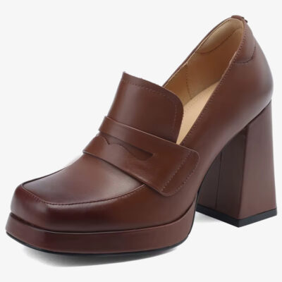 Ein Loafer mit Absatz aus Leder für Damen in Braun auf weißem Hintergrund