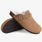 Ein Paar gefütterte Clog-Mokassins für Damen in Camel mit geschlossenem Fersenbereich auf weißem Hintergrund