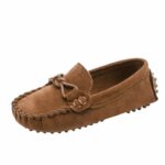 Mocassins souples en daim pour garçons marron, sur fond gris clair