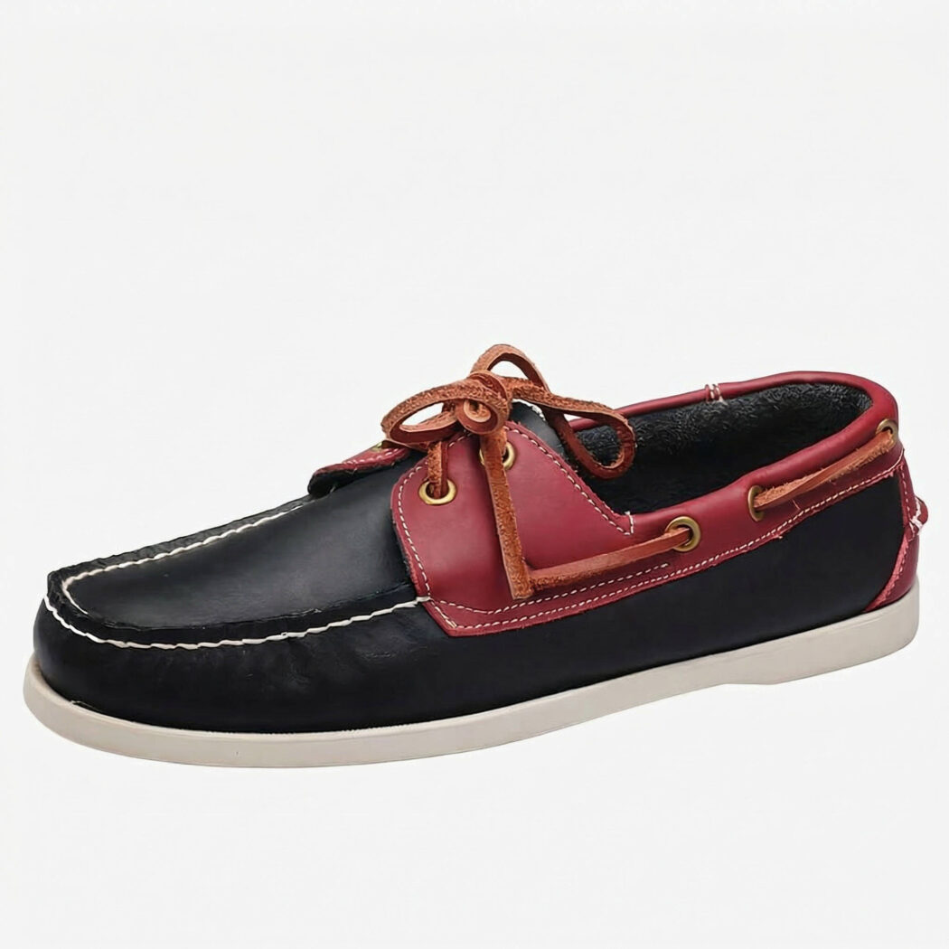 Mocassin style bateau bleu marine et bordeaux, sur fond blanc